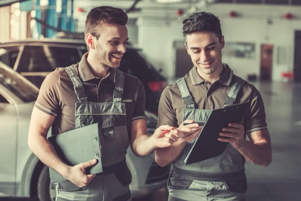 Un meccanico al lavoro nell’officina Bompan